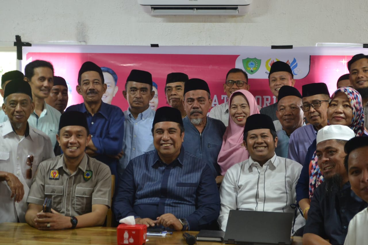 KONI -- Bupati Maros, HAS Chaidir Syam (tengah) foto bersama para pengurus KONI Maros saat menghadiri rapat koordinasi dengan pengurus KONI Maros.