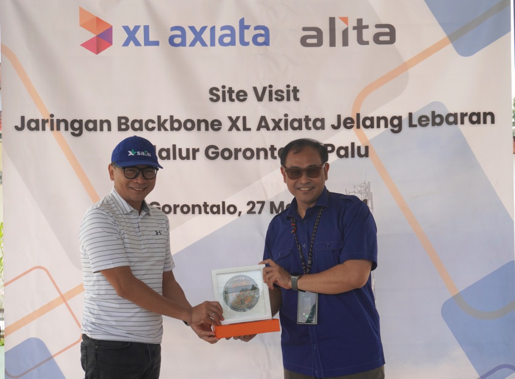 MENINJAU -- Direktur & Chief Technology Officer XL Axiata, I Gede Darmayusa (kiri) dan Direktur Utama PT Alita Praya Mitra, Teguh Prasetya bertukar cinderamata di sela meninjau langsung ke lokasi keberadaan infrastruktur backbone tersebut di Desa Isimu Raya, Kecamatan Tibawa, Kabupaten Gorontalo, Gorontalo.