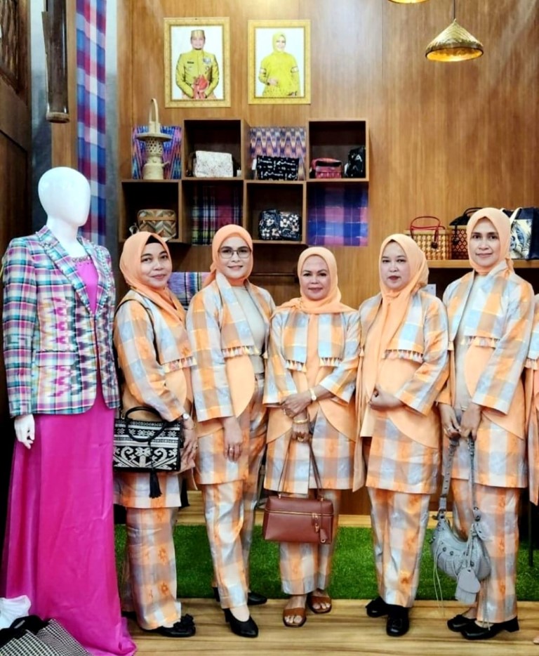 BKM/IST MOTIF -- Salah satu motif sutera Cura' Labba' yang dikenakan para pengurus Dekranasda Gowa saat berlangsungnya Inacraft di JCC Senayan beberapa hari lalu. 
