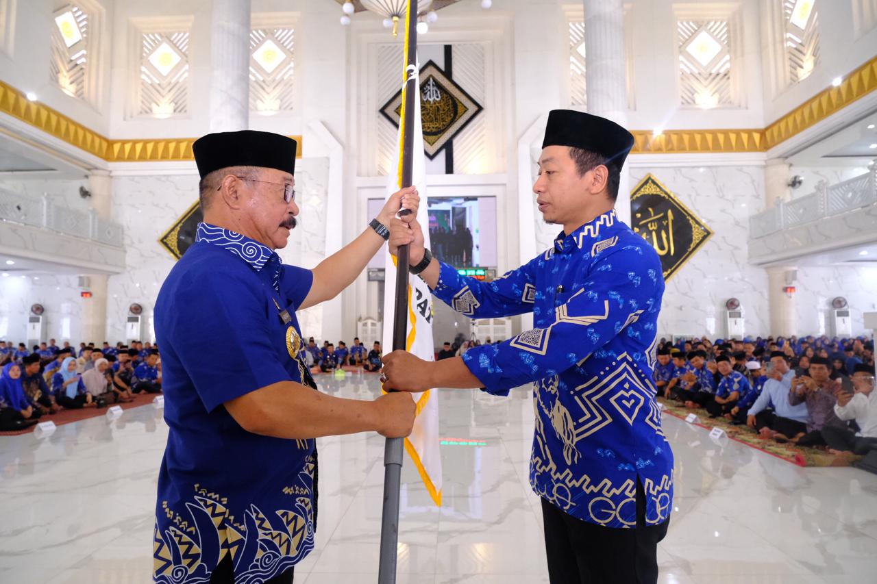 IST MTQ -- Wakil Bupati Gowa, Abdul Rauf Malaganni, menyerahkan panji-panji MTQ kepada Camat Bajeng Barat, Syamsu Rijal sebagai tuan rumah MTQ ke 45 tingkat Kabupaten Gowa. 