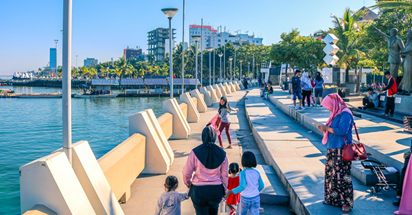 int LOSARI--Pemkot Makassar mendesain kawasan sekitar Anjungan Pantai Losari sebagai koridor ikon baru Makassar Kota Makan Enak itu.Tampak warga kota asyik menikmati Pantai Losari.