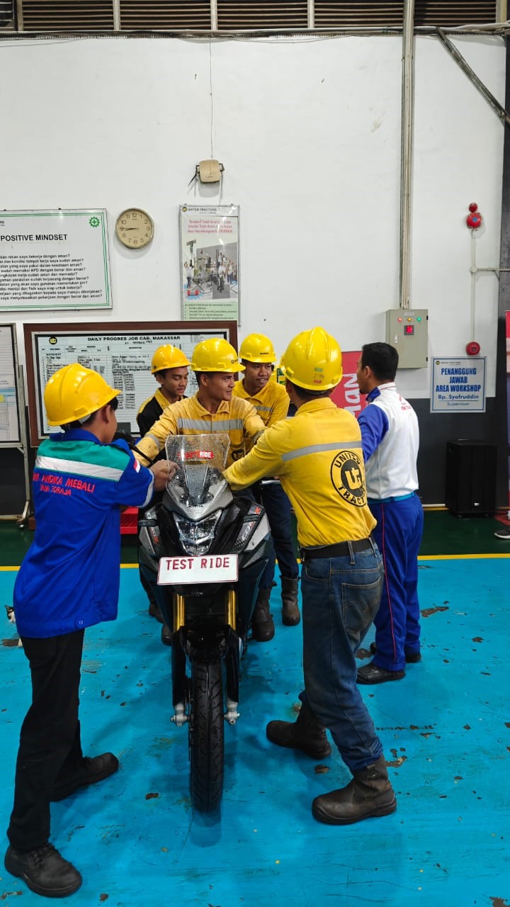 PENGEREMAN -- Instruktur Safety Riding Asmo Sulsel, Wanny, di tengah sejumlah pekerja sedang memberikan arahan cara melakukan pengereman yang baik dan benar