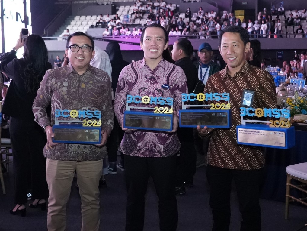 PENGHARGAAN -- Direktur Digital Business Telkom, Muhamad Fajrin Rasyid (tengah), VP Corporate Communication Telkom, Andri Herawan Sasoko (kiri), dan SGM Community Development Center Telkom, Hery Susanto (kanan), dalam ajang BCOMSS 2024 di Jakarta beberapa waktu lalu.