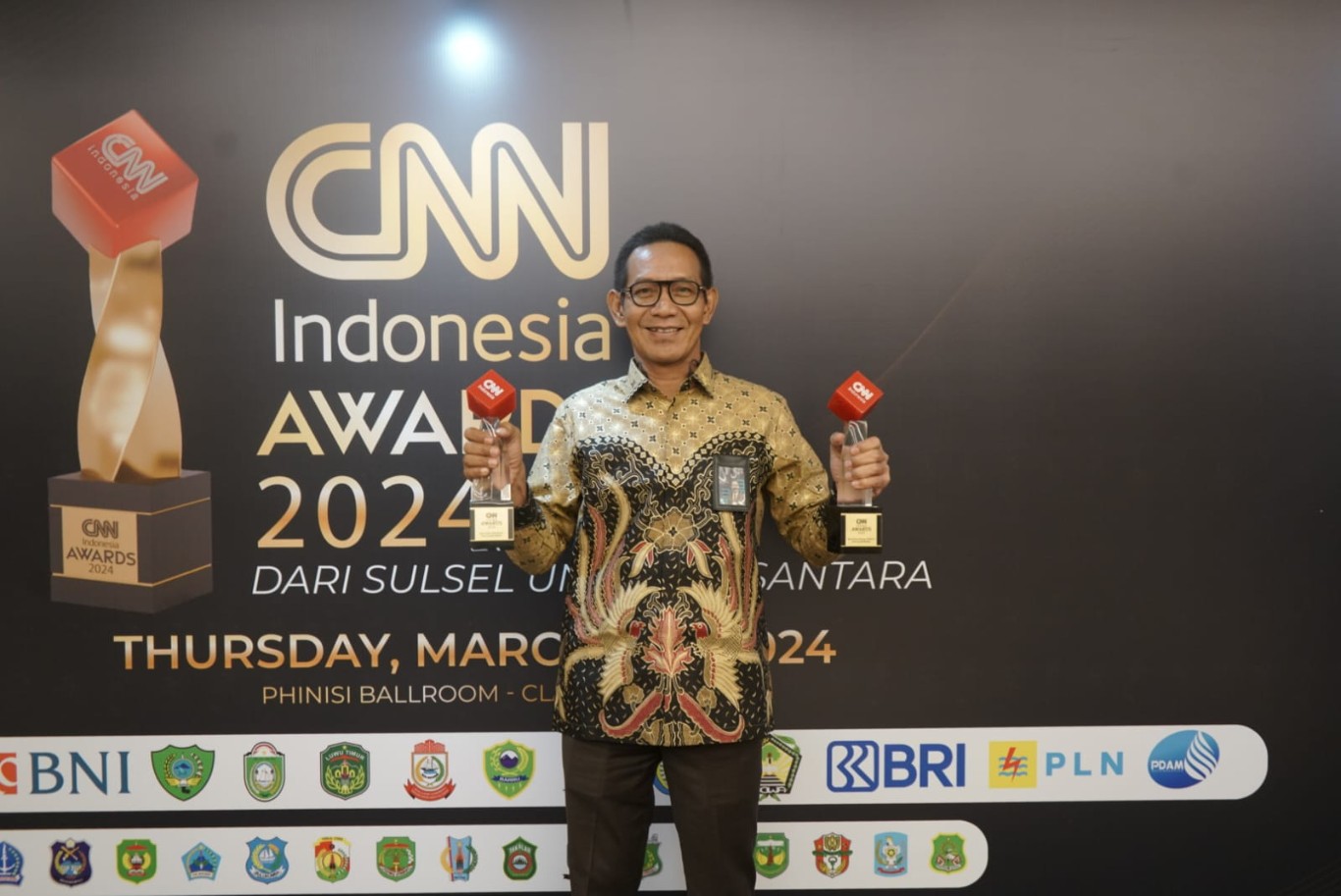 DUA PENGHARGAAN -- General Manager PLN UID Sulselrabar, Moch. Andy Adchaminoerdin mengh