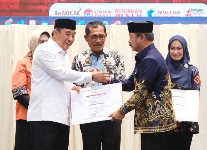 IST PENGHARGAAN -- Wabup Gowa Abdul Rauf Malaganni saat menerima penghargaan KKP HAM, diserahkan Pj Gubernur Sulsel, Bahtiar Baharuddin didampingi Kakanwil Kemenkumham Sulsel, Liberti Sitinjak. 