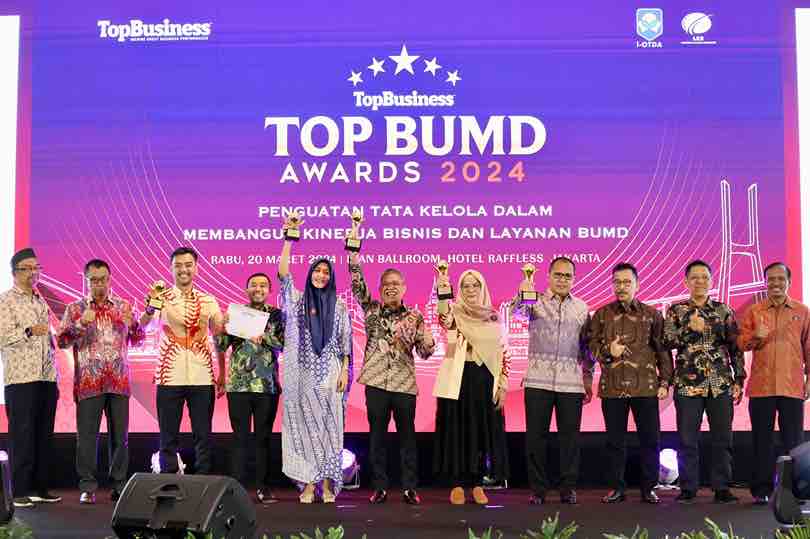 ist PENGHARGAAN--Jaksa Agung ST Burhanuddin saat menyerahkan penghargaan CNN Indonesia Awards 2024 dengan kategori Excellence Governance Leadership ke Pj Gubernur Sulsel Bahtiar Baharuddin dalam acara yang mengangkat tema: Dari Sulsel untuk Nusantara, di Hotel Claro Makassar, Kamis, (21/3). 