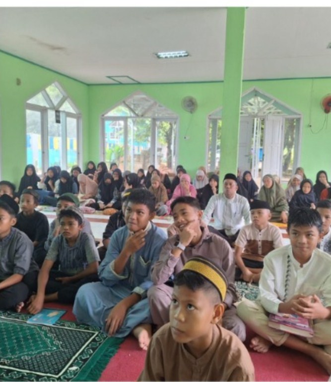 ANTUSIAS -- Para pelajar SMPN 6 Mocongloe begitu antusias mengikuti pesantren kilat.