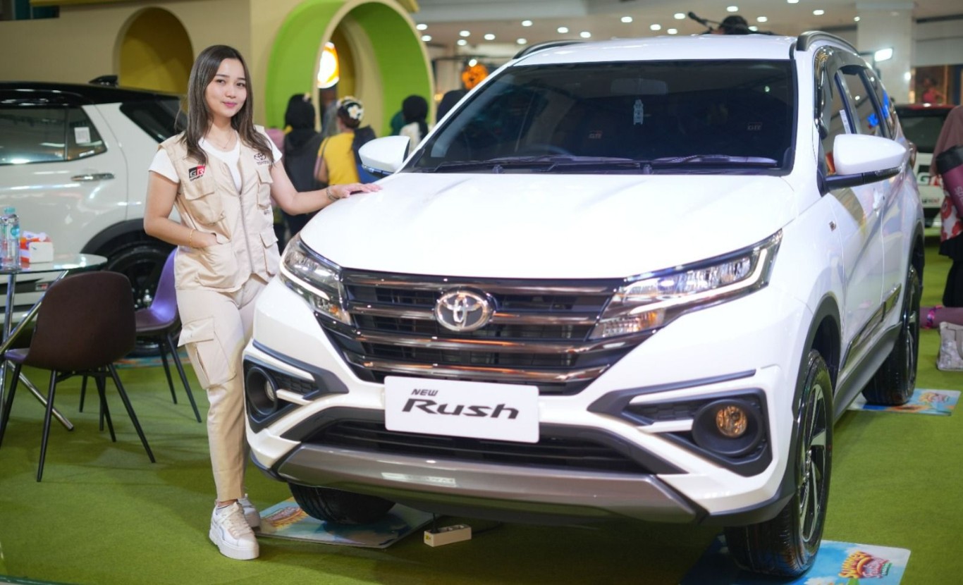 PUBLIC DISPLAY -- Kehadiran public display Kalla Toyota di sejumlah mal yang ada di Kota Makassar, telah membantu masyarakat untuk melihat dari dekat beragam unit Toyota sekaligus untuk memilih unit Toyota yang sesuai kebutuhannya.