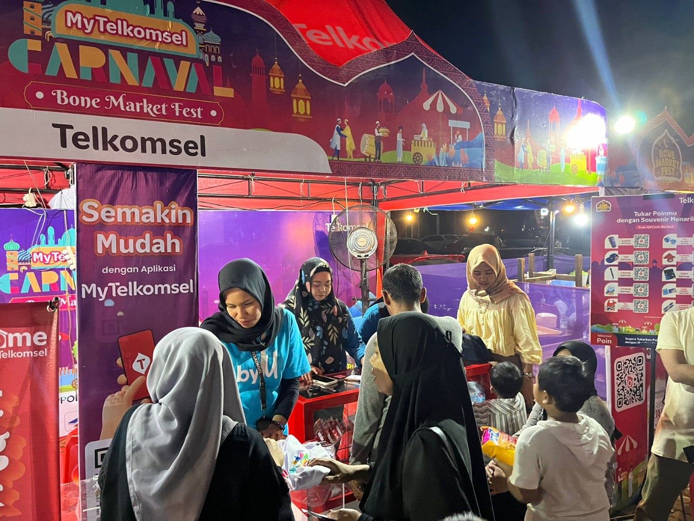 RAMAI -- Booth Telkomsel yang ramai didatangi pengunjung Bone Market Fest 2024