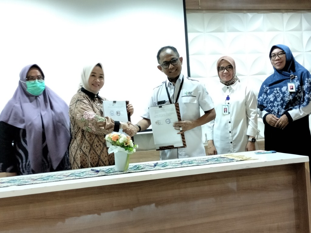 ist KERJASAMA--Direktur Utama RSUP Wahidin Sudirohusodo, Syafri Kamsul Arif dan Direktur Utama RSUD Makassar Rusmayani Madjid menandatangani memorandum of understanding (MoU) di Gedung Private Care Center (PCC) lt 5, Jalan Perintis Kemerdekaan, Kamis (21/3).