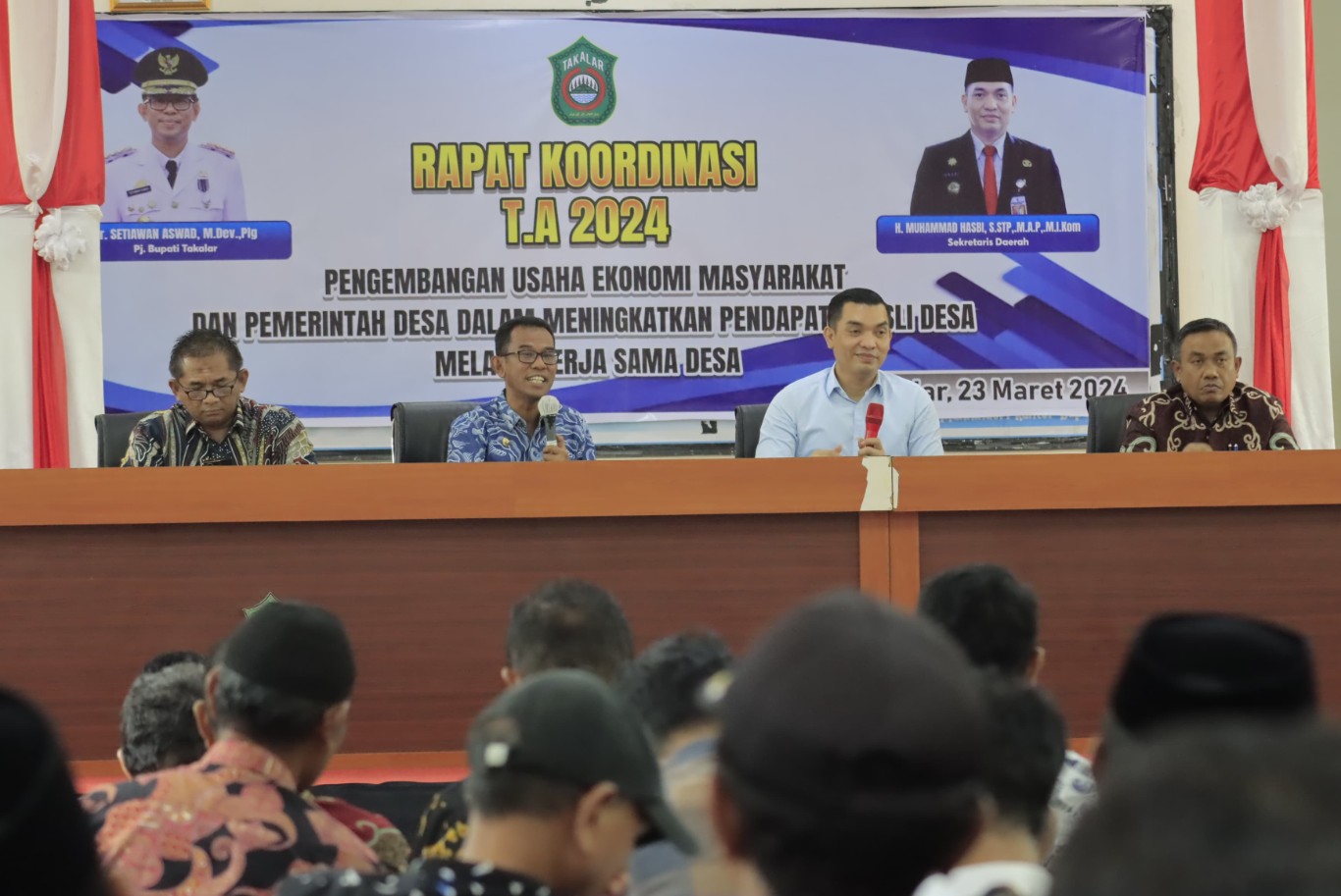 SAMBUTAN -- Pj Bupati Takalar, Setiawan Aswad menyampaikan sambutan pada saat pembukaan rapat koordinasi terkait stok Sembako di daerah tersebut.