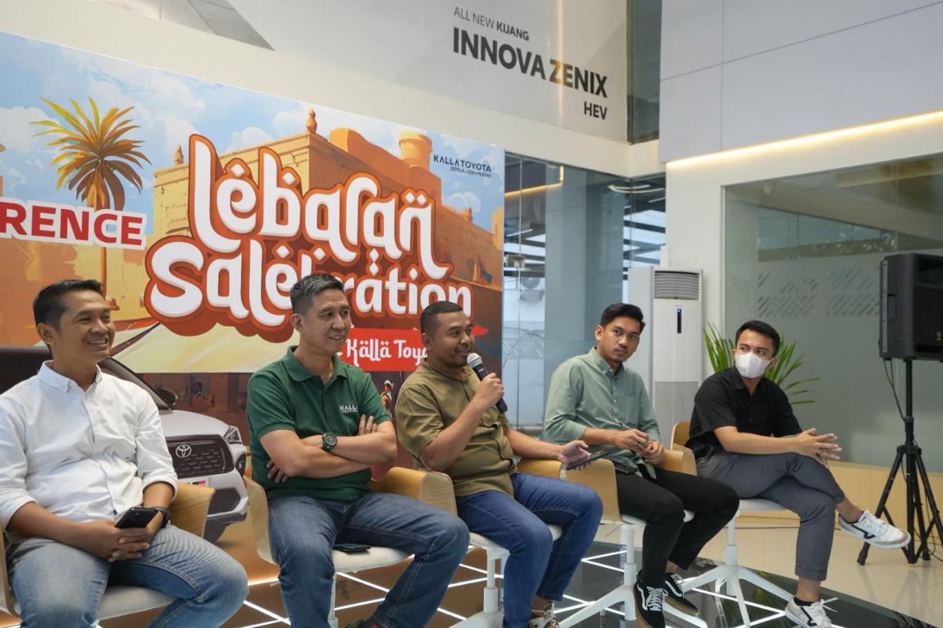 SMART UPGRADE -- Marketing General Manager Kalla Toyota, Suliadin (tengah) sedang menjelaskan mengenai program Smart Upgrade, didampingi Branch Manager Kalla Toyota Alauddin, Andi Baso Herdi, Customer First Manager Kalla Toyota, Abdul Hannan, Sales Head ACC Makassar, Mahesa Ramadhan, Marketing Head TAF Makassar, Galang Ananta, dan Marketing Manager New CAR Sulawesi, Supriyanto.