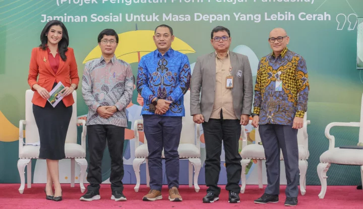 SOSIALISASI -- Para pembicara Sosialisasi Implementasi Modul Projek Penguatan Profil Pelajar Pancasila melakukan foto bersama usai masing-masing menyampaikan materinya. 