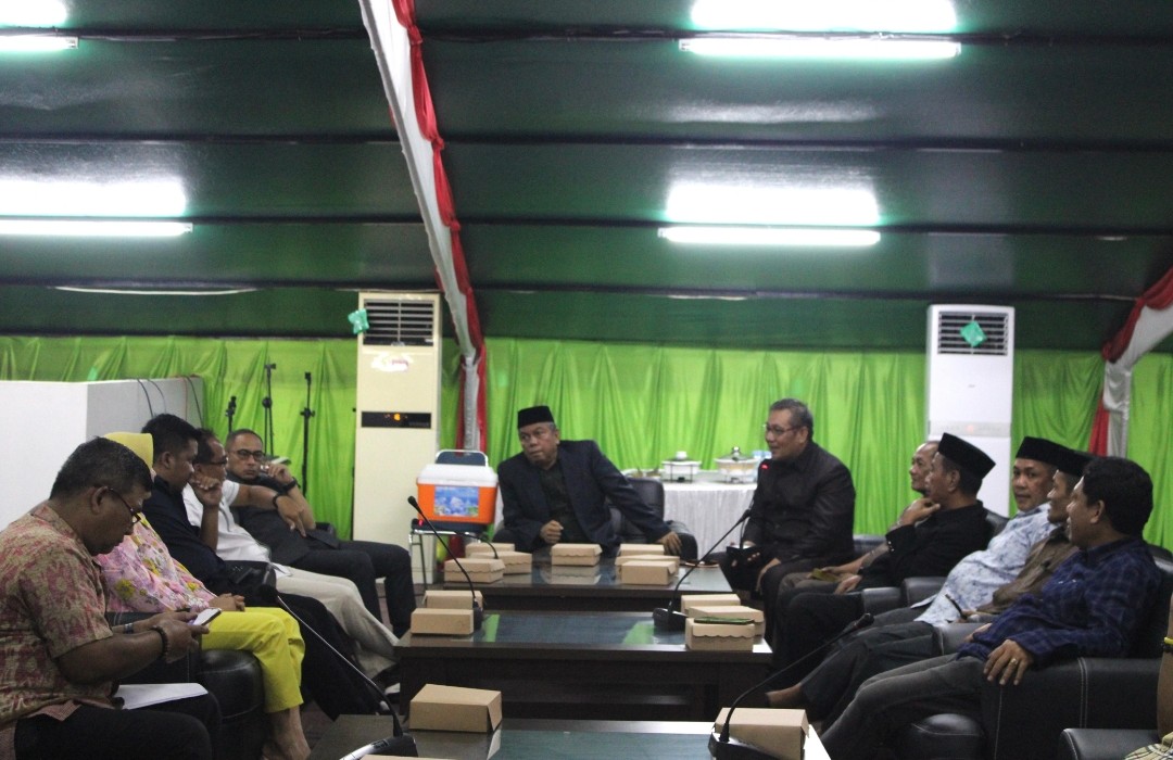 TERIMA KUNJUNGAN -- Anggota DPRD Sulbar, Rayu (tengah) didampingi Muslim Fattah (kanan) saat menerima kunjungan Komisi IV DPRD Jeneponto, di pelataran kantor DPRD Sulbar.