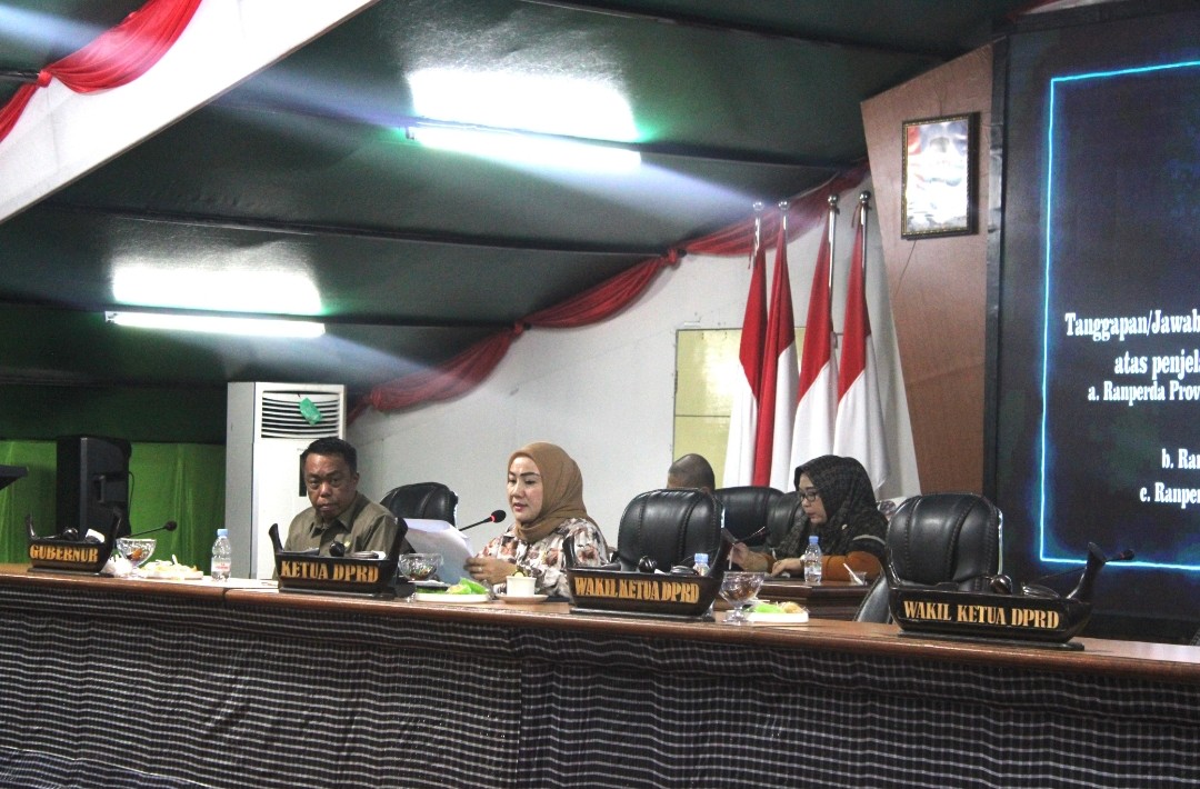 SAMBUTAN -- Ketua DPRD Sulbar, Hj Sitti Suraidah Suhardi menyampaikan sambutan saat memimpin rapat paripurna mendengarkan jawaban jawaban gubernur atas pandangan umum fraksi.