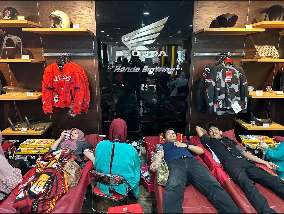 DONOR DARAH -- Para karyawan Asmo Sulsel dan masyarakat umum, melakukan donor darah dalam rangka memperingati Hari Musik Nasional yang digelar di kantor Astra Motor Sulsel, Jalan Sultan Alauddin, Makassar, Sabtu, 9 Maret 2024.