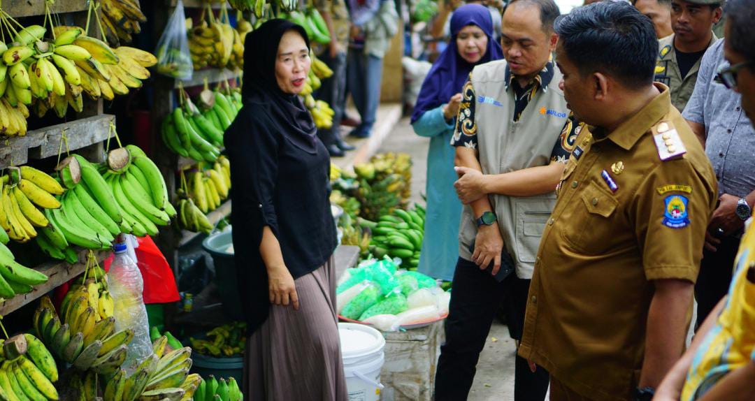 TINJAU-- Pj Bupati Jeneponto, Junaedi Bakri, saat meninjau pedagang buah di Pasar Karisa Jeneponto dalam rangka operasi pasar bersama jajaran Forkopimda di pasar tersebut.