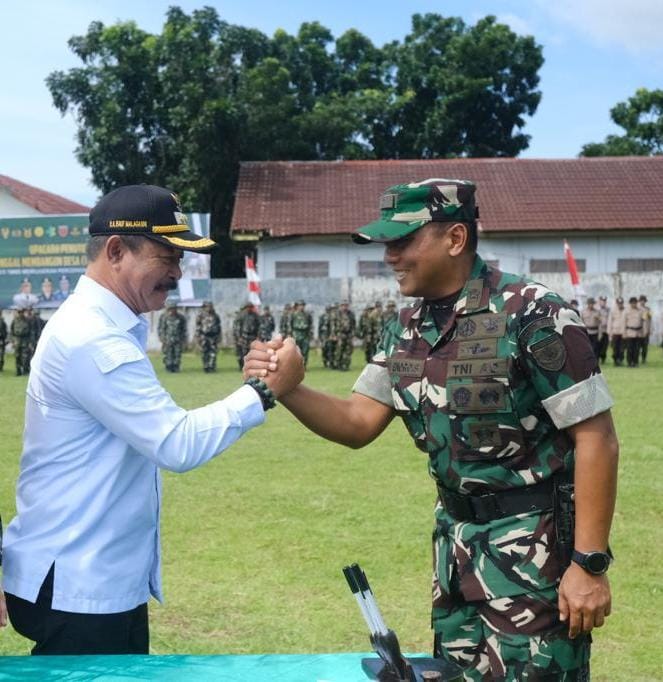 IST TUTUP -- Wakil Bupati Gowa, Abdul Rauf Malaganni bersama Irdam XIV Hasanuddin, Brigjen TNI Dwi Endro Sasongko, di sela penutupan kegiatan TMMD 119 di Desa Panaikang.