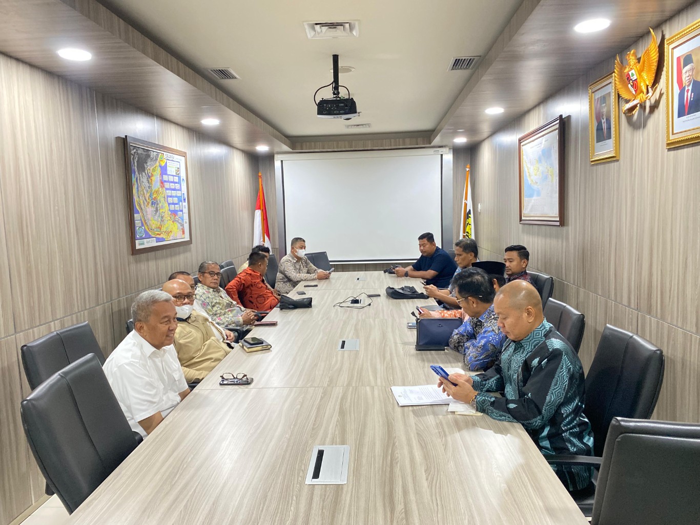 KONSULTASI -- Komisi III DPRD Wajo melakukan konsultasi strategis dengan Satuan Kerja Khusus Pelaksana Kegiatan Usaha Minyak dan Gas Bumi (SKK Migas) Jumat (14/3). Komnsultasi dalam upaya peningkatan PAD. 