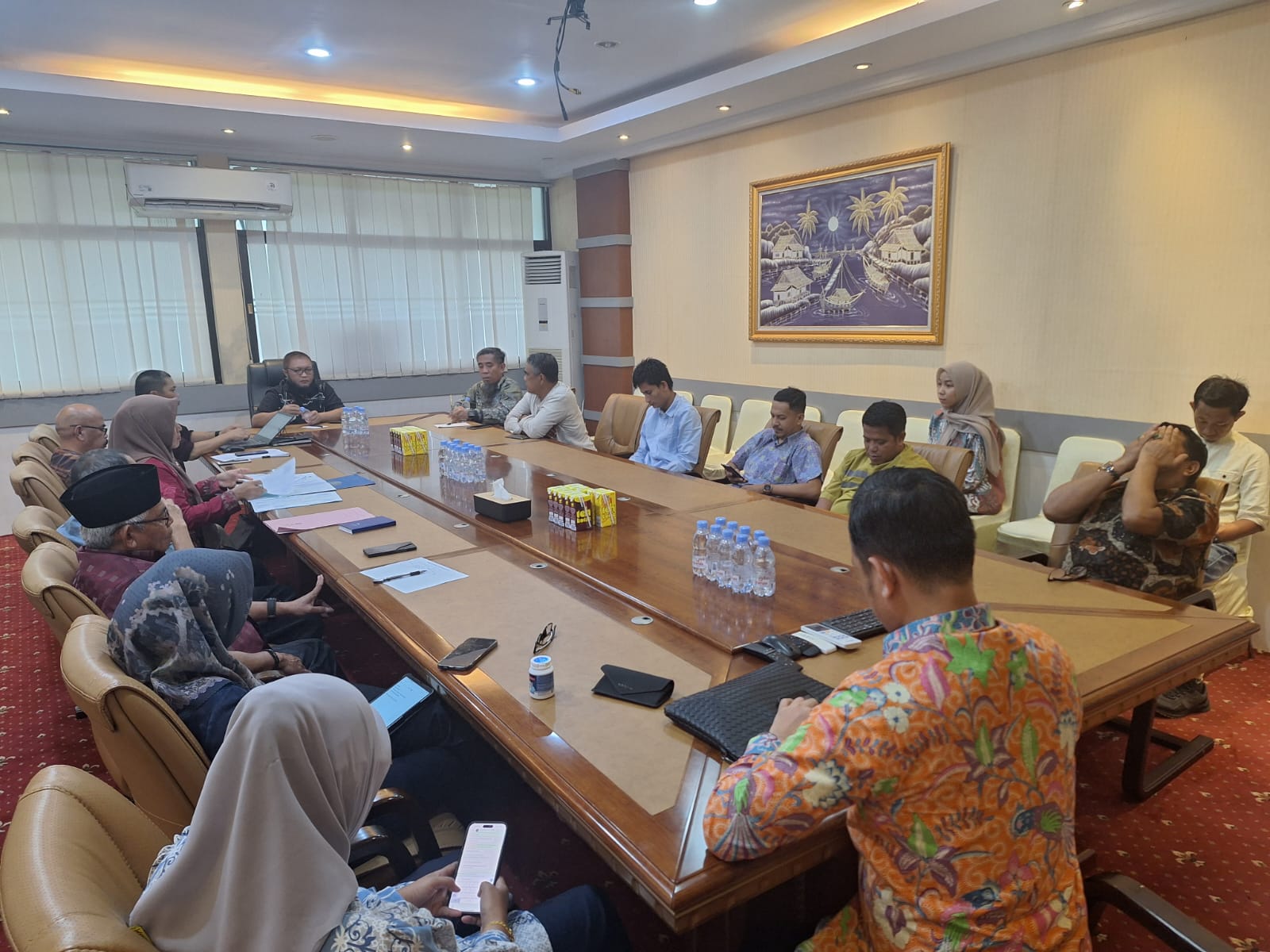 KUNKER -- Komisi I DPRD Kabupaten Wajo melakukan kunjungan kerja di Kantor regional IV BKN Makassar, Jumat (1/3). Selama ini seluruh Komisi DPRD Kabupaten Wajo bekerja keras untuk mewujudkan apa yang menjadi harapan masyarakat, baik yang bersifat usulan, aspirasi atau reses.