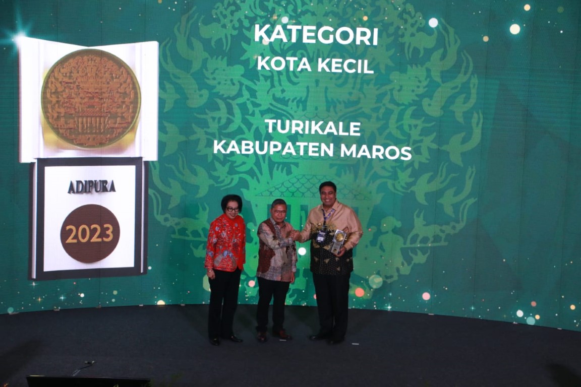 ADIPURA -- Bupati Maros, Chaidir Syam menerima Piala Adipura dari Kementerian Lingkungan Hidup dan Kehutanan RI.