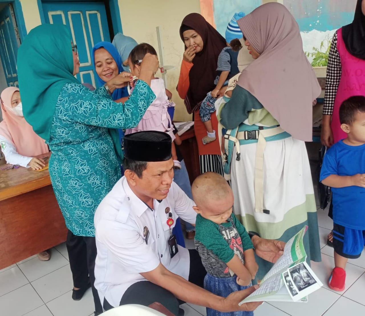 IST AKTIVITAS -- Lurah Bontonompo, Syarifuddin Tompo bersama Ketua PKK Kelurahan Bontonompo, Asriani, memantau aktivitas Posyandu Bu'nea.  