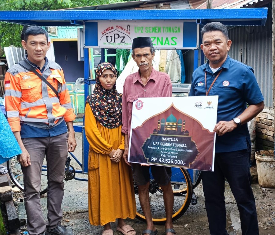 BANTUAN UPZ -- Koordinator Penyaluran UPZ Semen Tonasa, Abbas, menyerahkan bantuan sandang dan pangan kepada salah seorang penjual buroncong keliling yang ada di Kabupaten Pangkep.