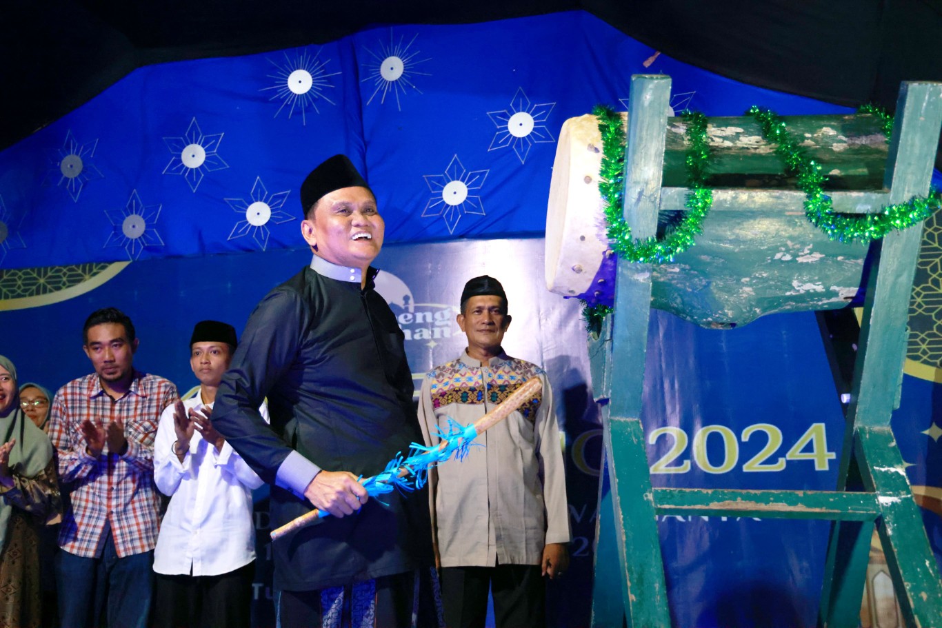 KAMPOENG RAMADAN -- Bupati Barru Suardi Saleh membuka secara resmi acara Kampoeng Ramadan Tuwung 2024 di pelataran Masjid Taqwa Kelurahan Tuwung Kecamatan Barru,  Jumat (15/3) malam.