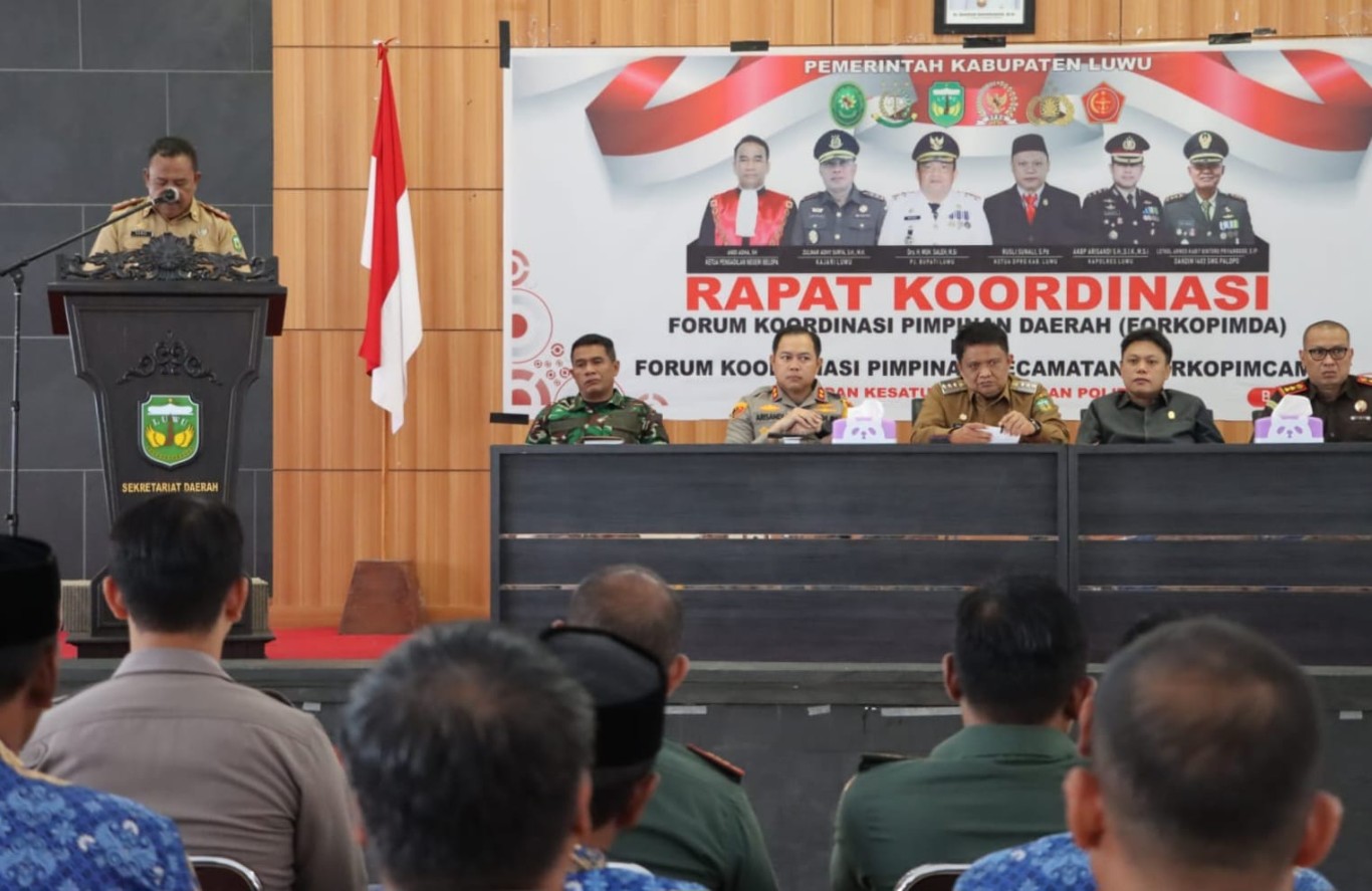 RAKOR -- Pemkab Luwu menggelar rapat koordinasi Forkopimda dan Forkopimcam terkait dengan stabilitas keamanan dan ketertiban di Kabupaten Luwu, di Ruang Pola Andi Kambo Kantor Bupati Luwu, Senin (18/3). Kapolres Luwu AKBP Arisandi bertindak sebagai narasumber. 