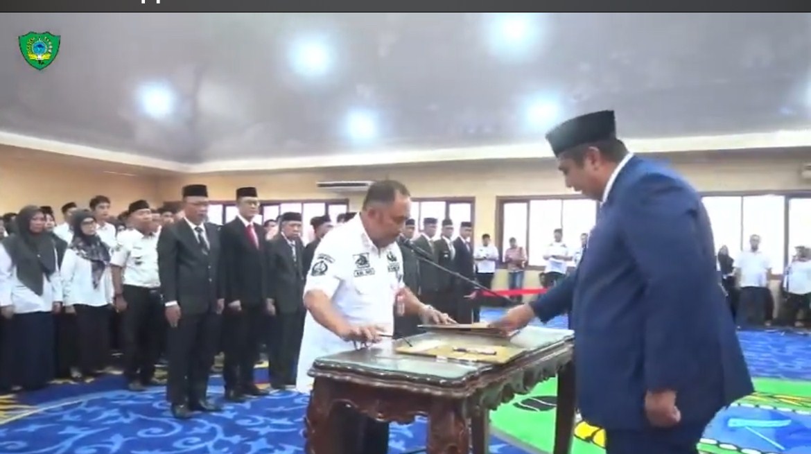 BERITA ACARA -- Bupati Maros, AS Chaidir Syam menyaksikan penandatanganan berita acara serah terima jabatan.
