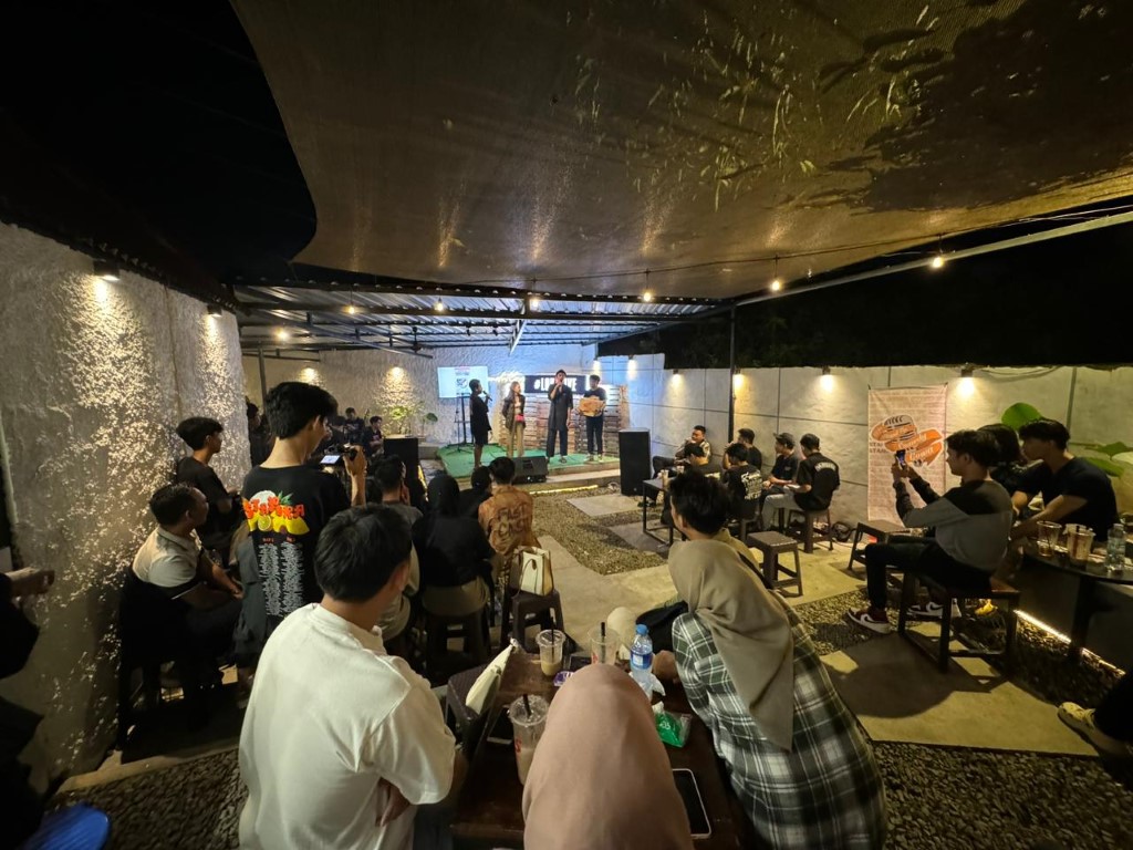 BUKA LAWAK -- Antusiasme generasi millenial Kabupaten Gowa yang menghadiri giat Buka Lawak bersama New Honda Stylo yang dipersembahkan Asmo Sulsel berkolaborasi dengan Stand Up Indo Gowa dan Elfestivale.