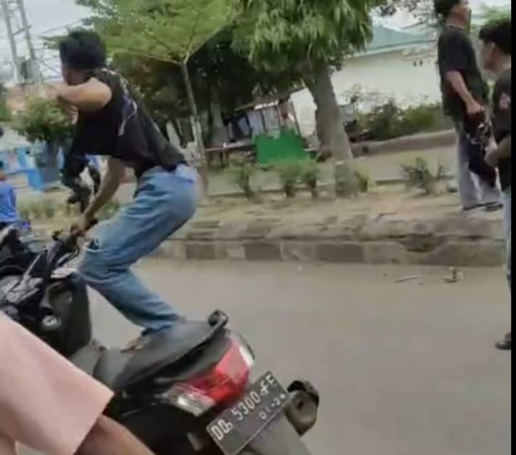 LIDIK -- Polres Bulukumba terus melakukan penyelidikan terkait kasus tindak pidana pengrusakan atau pelemparan rumah milik oknum polisi di Polres Bulukumba pada Minggu (10/3) di Jalan Yos Sudarso Bulukumba. 