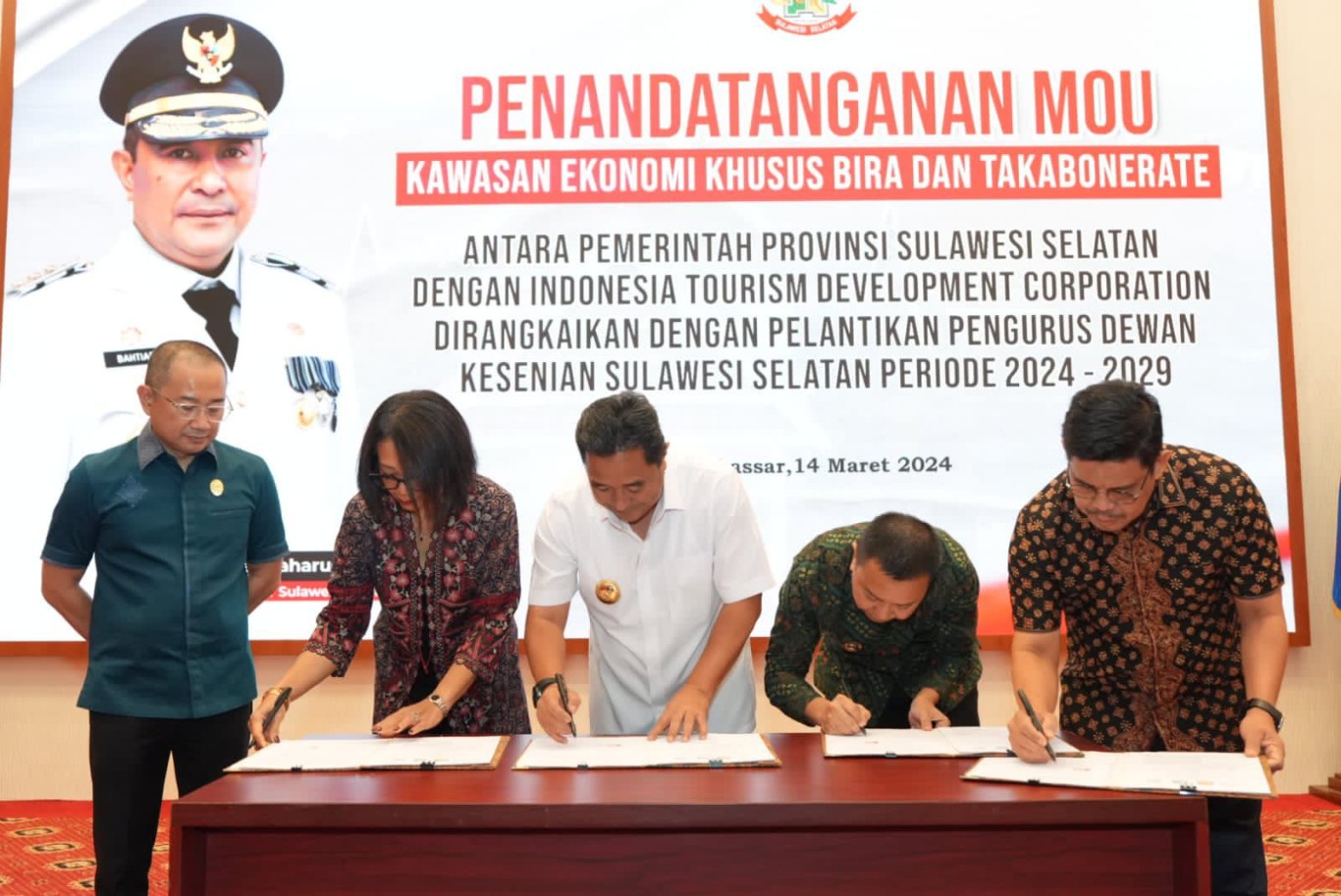 TEKEN KERJASAMA -- Pj Gubernur Sulsel Bahtiar dan Business Development Director Indonesia Tourism Development Corporation (ITDC) Ema Widiastuti melakukan penandatanganan MoU Kawasan Ekonomi Khusus (KEK) Bira - Takabonerate di Rumah Jabatan Gubernur, Kamis (14/3).