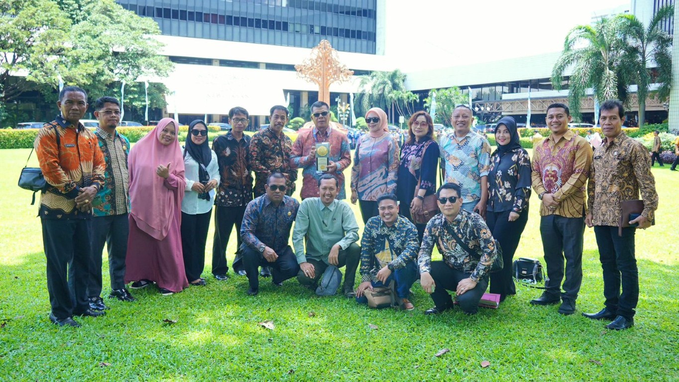 ADIPURA -- Bupati Bulukumba Andi Muchtar Ali Yusuf foto bersama rombongan usai menerima Piala Adipura di Gedung Manggala Wanabakti Kementerian Lingkungan Hidup dan Kehutanan Jakarta Pusat, Selasa (5/3