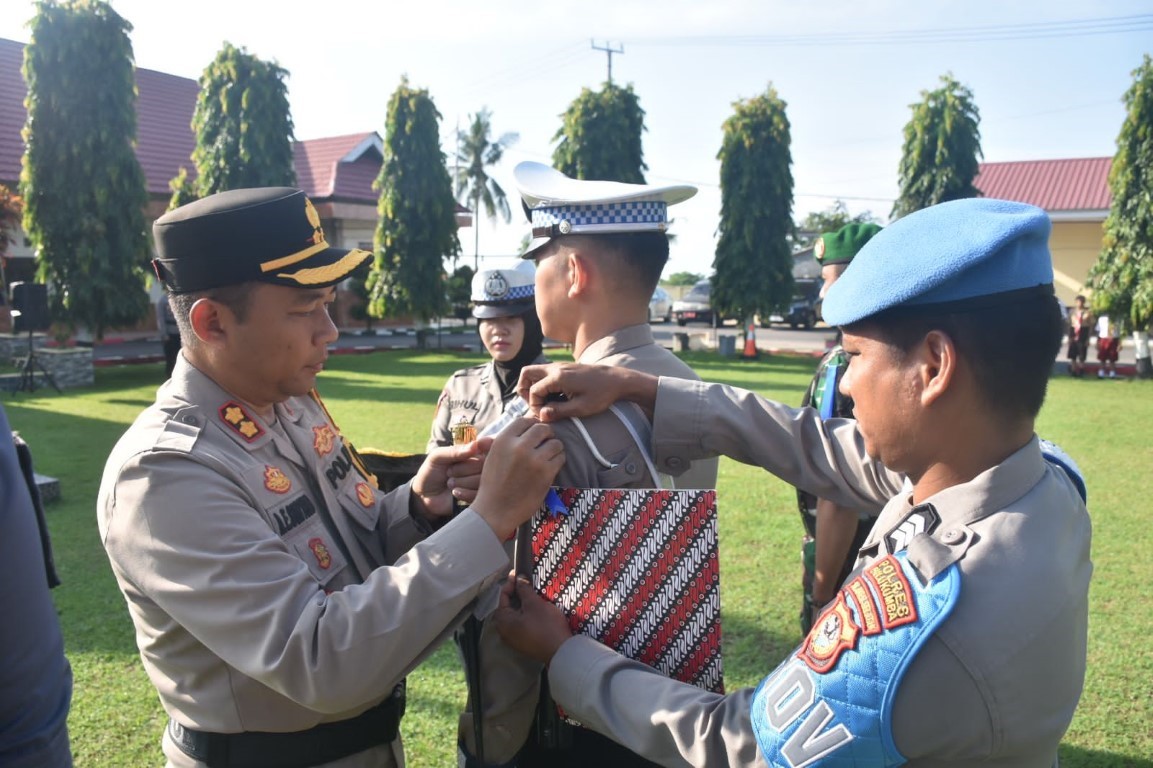 OPERASI -- Kapolres Bukukumba AKBP Andi Erma Suryono memimpin apel gelar pasukan Operasi Keselamatan Pallawa dan pencanangan aksi keselamatan jalan tahun 2024 di lapangan Upacara Polres Bulukumba, Sabtu (2/3).