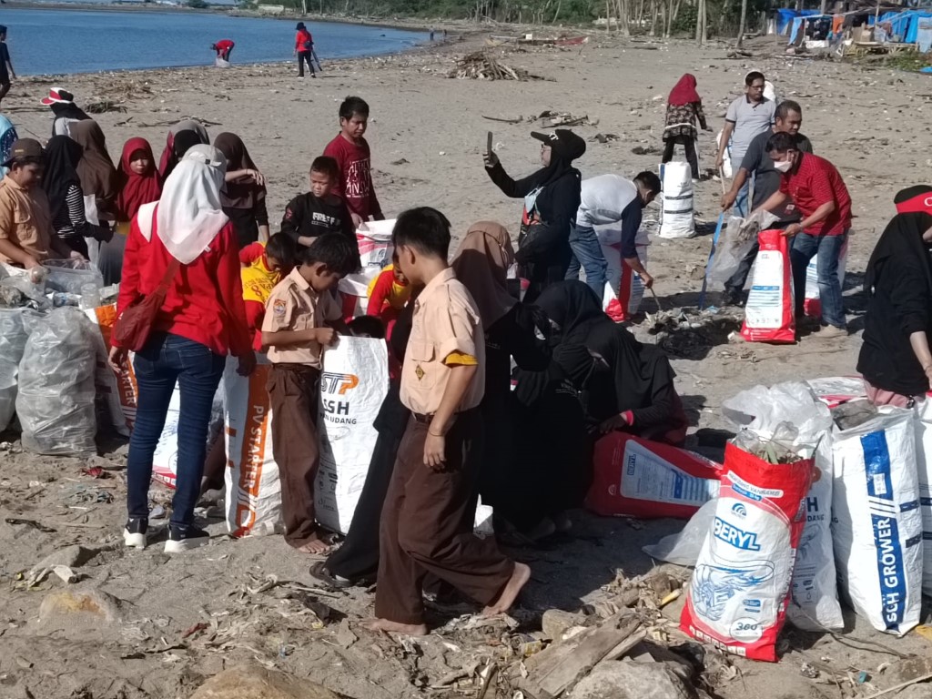 BERSIH BERSIH -- Dinas Lingkungan Hidup dan Kehutanan (DLHK) Kabupaten Bulukumba menggelar aksi bersih-bersih di seputaran Pantai Merpati-Kolam Labuh, Kelurahan Bentenge, Kecamatan Ujung Bulu, Jumat (1/3). 