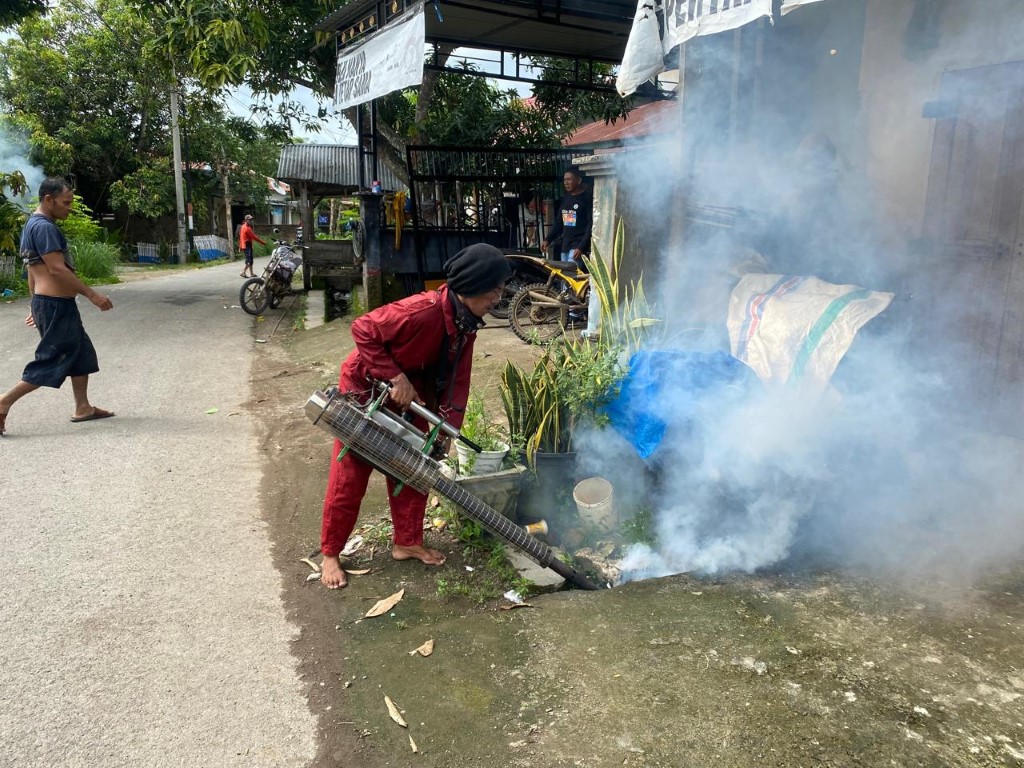 FOGGING -- Dinkes Bulukumba siaga satu seiring dengan tingginya angka penderita wabah DBD. Sebagai langkah pencegahan, Dinkes melakukan fogging dibeberapa titik pemukiman warga.