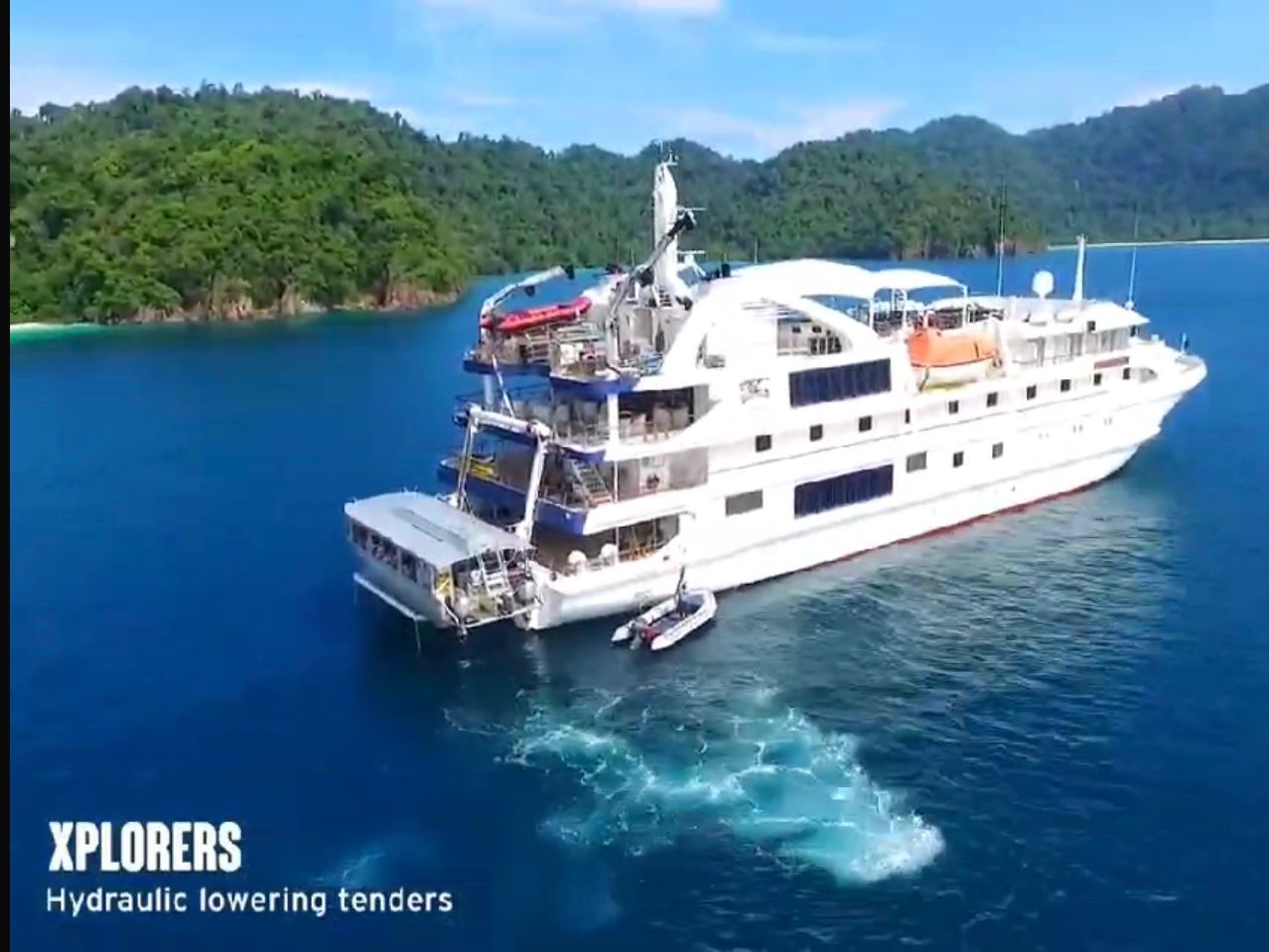 WISATAWAN -- Kabupaten Bulukumba kedatangan turis wisatawan mancanegara. Ada 80-an wisatawan akan mengunjungi Bantilang perahu Pinisi di Tanah Beru Kecamatan Bontobahari, Selasa (2/4).