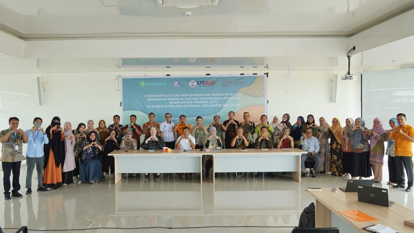 BUKA -- Bupati Bulukumba Andi Muhtar Ali Yusuf foto bersama usai membuka kegiatan Lokakarya di Aula Lantai 4 Gedung Pinisi Pemkab Bul8ukumba, Kamis (14/4).