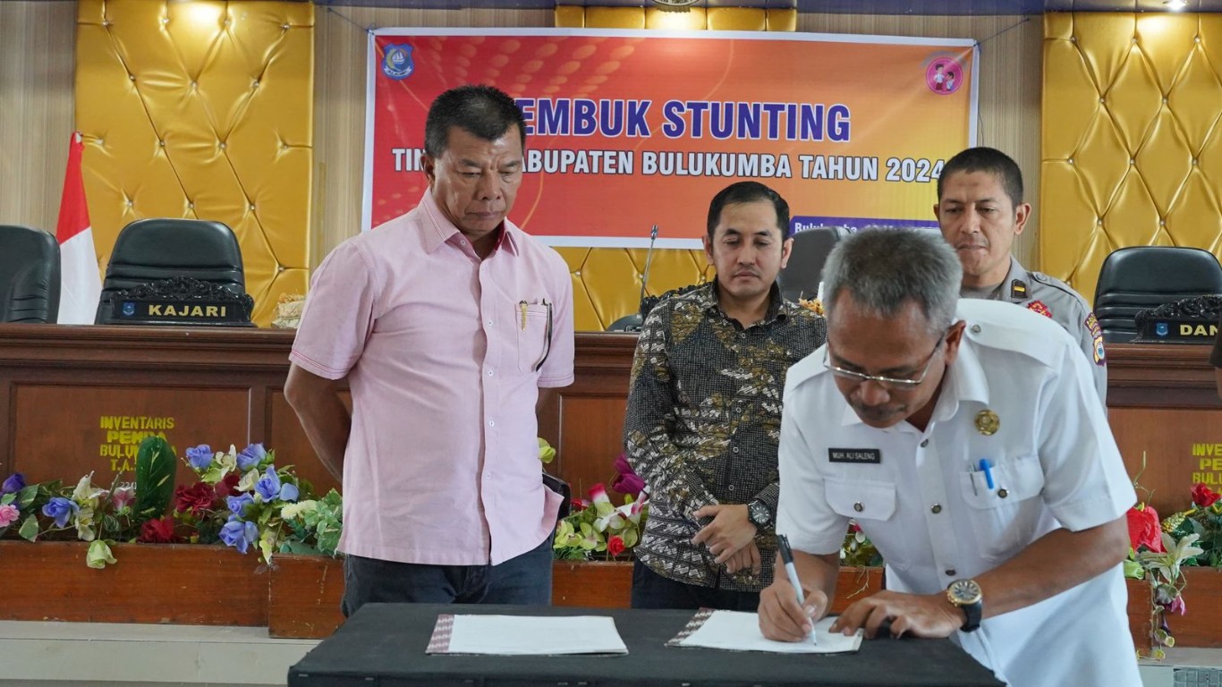BUKA -- Bupati Bulukumba Andi Muchtar Ali Yusuf membuka Aksi III Konvergensi Penurunan Stunting (Rembuk Stunting) di Ruang Pola Kantor Bupati Bulukumba, Rabu (13/3).