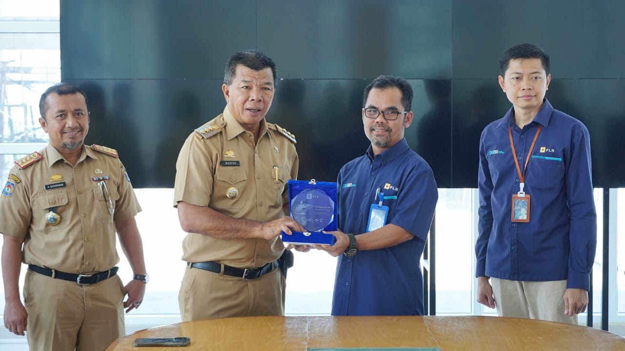 TEKEN -- PT PLN (Persero) UP3 Bulukumba bersama Pemkab Bulukumba melakukan penandatanganan PKS PBJT-TL Penerangan Jalan Umum (PJU) di ruang Lemo-Lemo Gedung Pinisi Bulukumba. Tampak Bupati Bulukumba bersama Manager PLN UP3 Bulukumba, Agus Priyanto melakukan serah terima MoU.