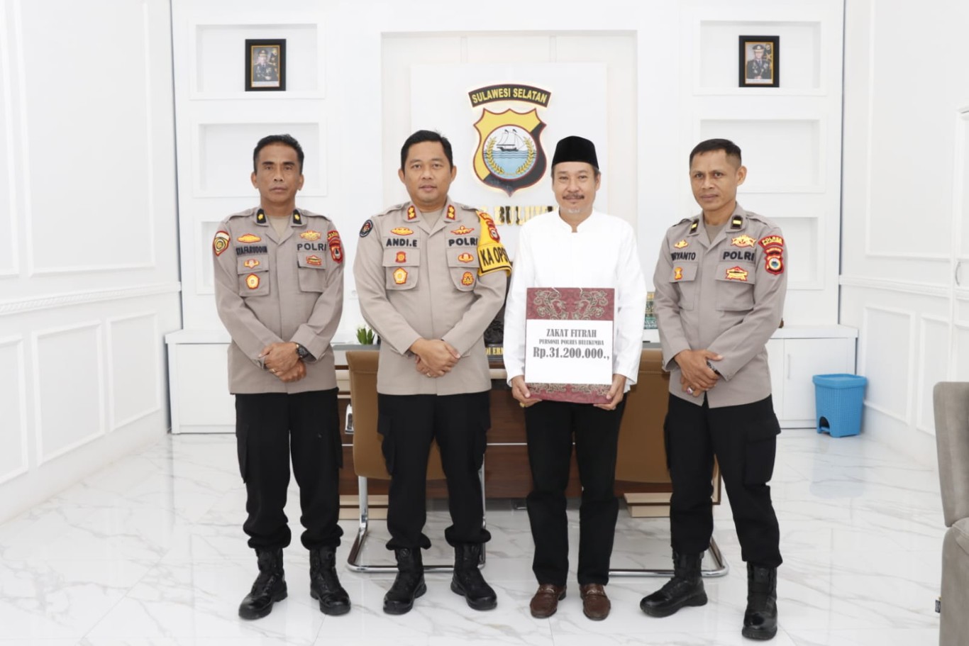 ZAKAT -- Kapolres Bulukumba AKBP Andi Erma Suryono didampingi Kabag SDM Polres Bulukumba Kompol Syafaruddin dan Ipda Ustadz Nuryanto foto bersama usai menyerahkankan zakat fitrah kepada Ustadz Bustan Kadir secara simbolis di Ruang Kerja Kapolres Bulukumba, Selasa (26/3).  