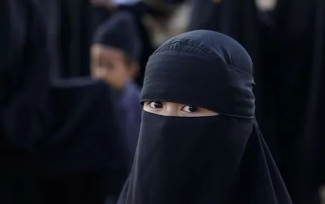 Pria Bercadar Tertangkap Berbaur Jemaah Wanita
