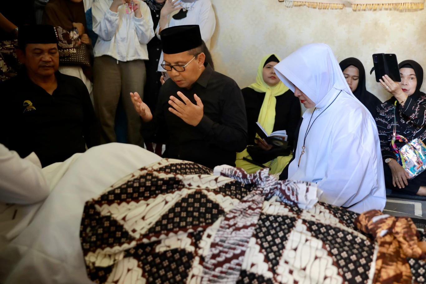 ist MELAYAT--Wali Kota Makassar Moh Ramdhan Pomanto datang melayat ke rumah duka Almarhum Donny Kesuma di daerah Galaxy Bekasi Jawa Barat, Rabu (20/3).