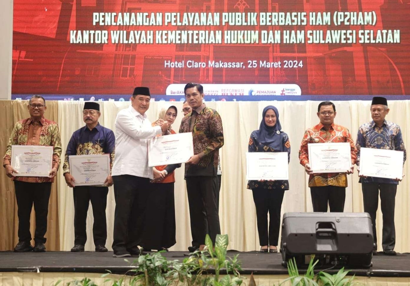 ist DIKUKUHKAN--Gugus Tugas Daerah Bisnis dan HAM di Lingkungan Provinsi Sulsel Dikukuhkan oleh Penjabat Gubernur Sulsel, Bahtiar Baharuddin di Hotel Claro Makassar, Senin (25/3) malam.