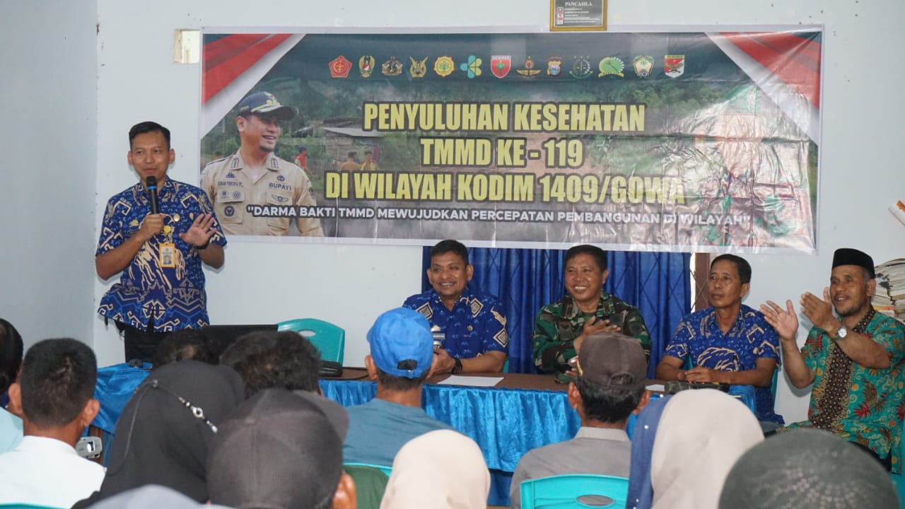 IST GERMAS -- Kepala Puskesmas Paccellekang, Gandi Iswanto bersama Pasiter Kodim 1409 Gowa, Kapten Arm Santoso R, saat penyuluhan Germas di masyarakat Panaikang. 