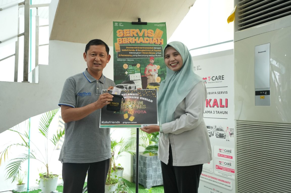 HADIAH -- Irwan Pamantung, pelanggan setia Kalla Toyota dari Malili menerima hadiah iPhone 15 dari Kalla Toyota.