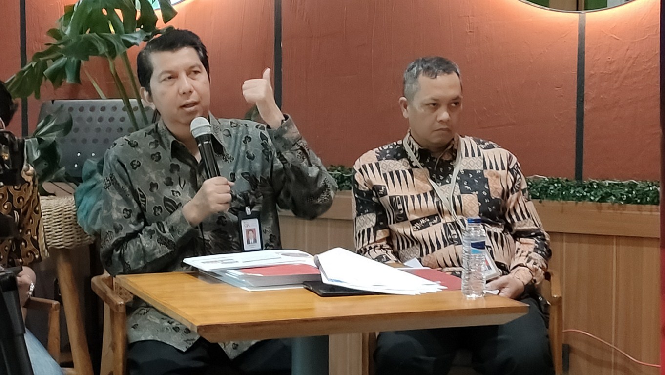 JOURNALIST UPDATE -- Kepala Otoritas Jasa Keuangan Sulselbar, Darwisman (kiri), saat memaparkan pertumbuhan kebutuhan kinerja industri jasa keuangan di Sulawesi Selatan. pada acara Journalist Update