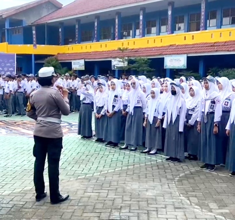 IST LALULINTAS -- Kasat Lantas Polres Gowa, AKP Ida Ayu Made Suastini saat memberikan arahan tentang tertib berlalulintas di jalan raya di hadapan ratusan siswa siswi SMAN 1 Gowa. 