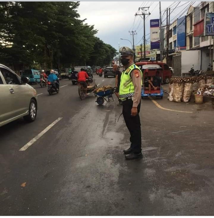 LALULINTAS -- Personel Unit Lantas dari Polsek Bontoala melakukan pengaturan arus lalulintas di beberapa titik rawan terjadinya kemacetan.
